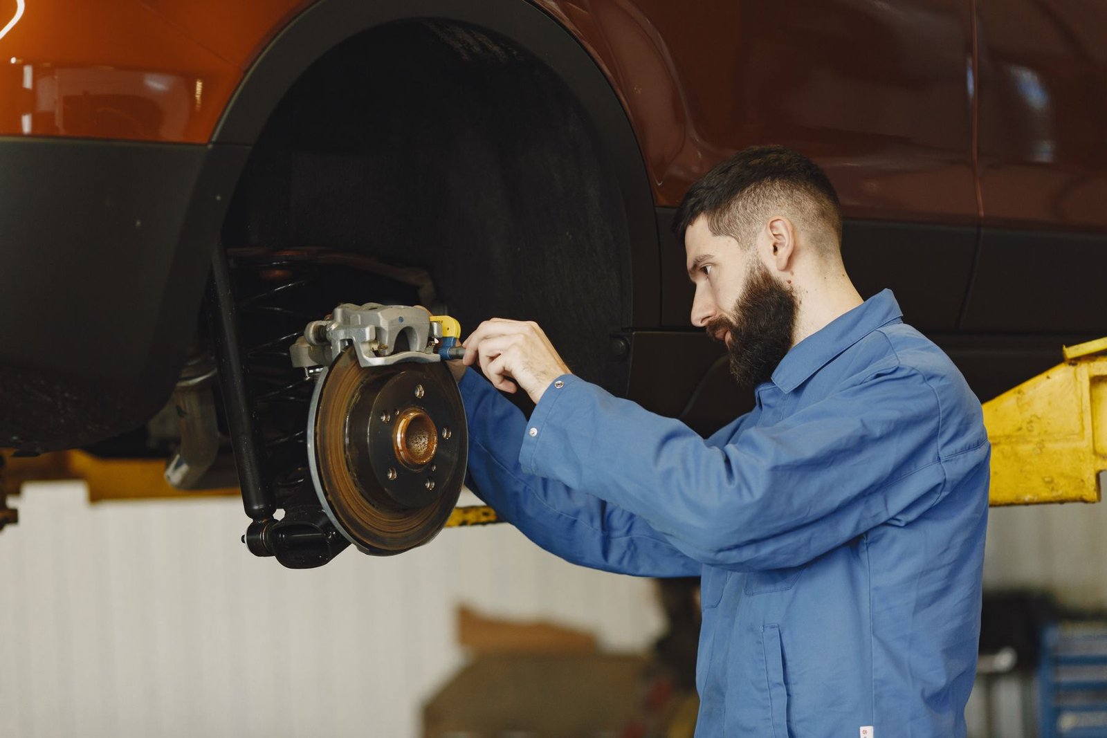 Mecânico fazendo manutenção de freios em carro