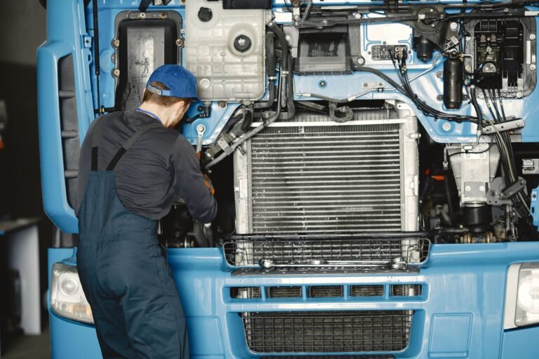 Mecânico fazendo troca de óleo no motor de caminhão